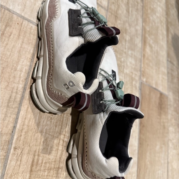 On Running Women's Shoes in Cream and Brown - Picture 5 of 12